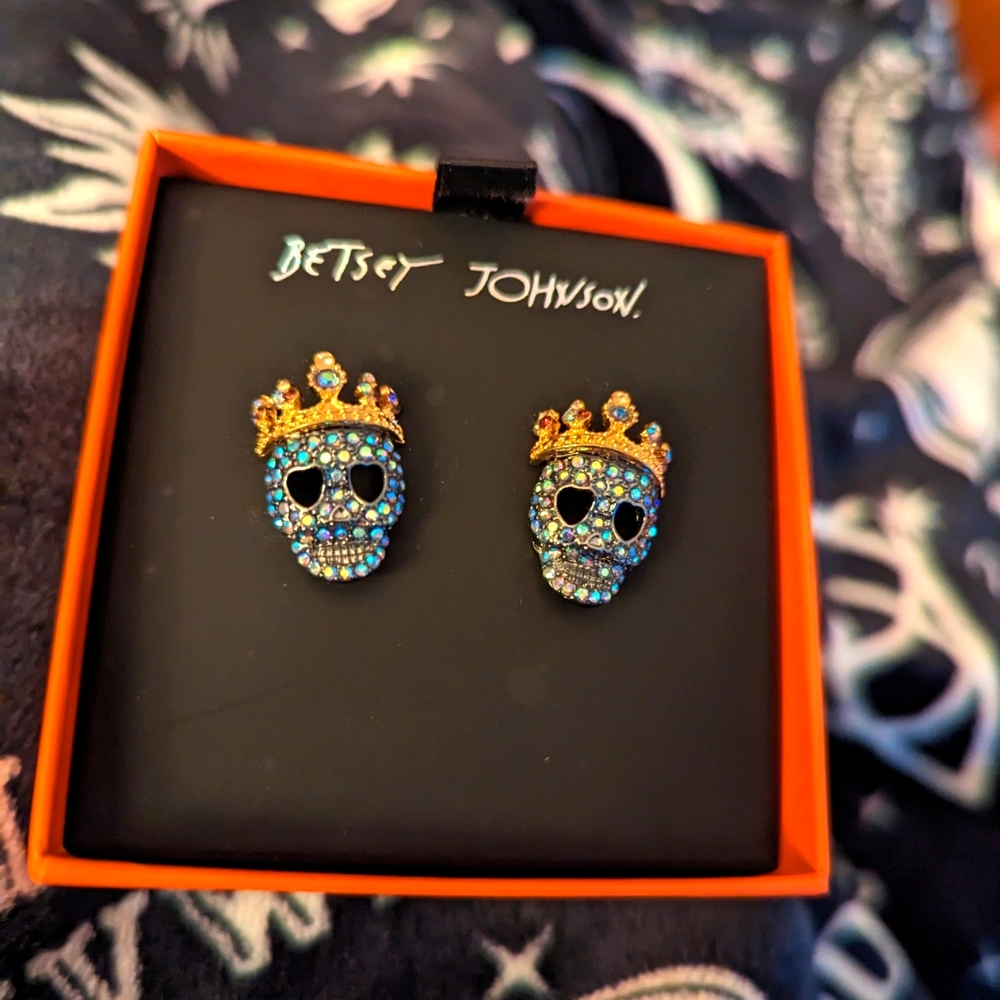 NWT Betsey Johnson crystal King skull earrings. Fun for Halloween or all year.
